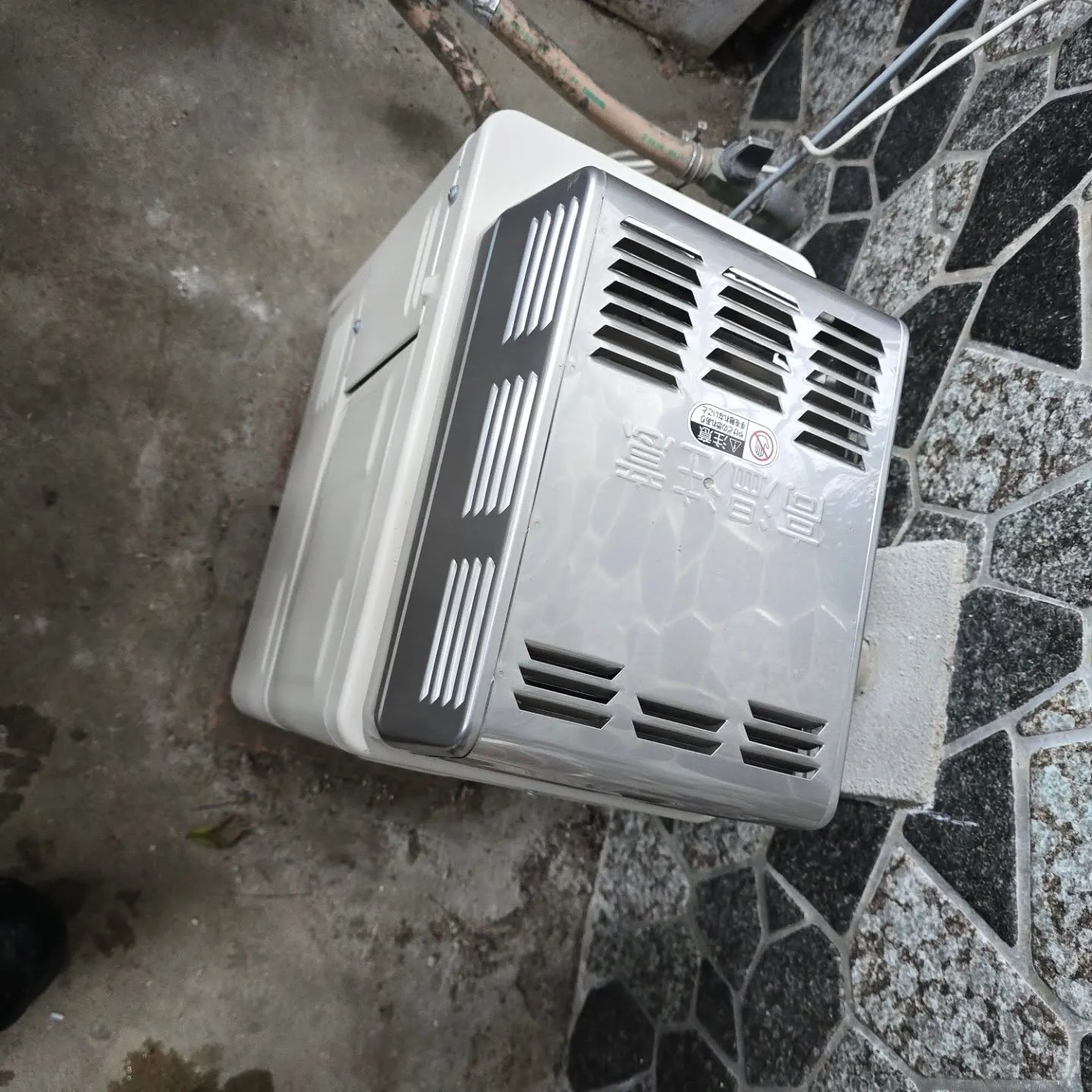 今日は天気が悪かったですが、風呂釜と給湯専用給湯器の交換をし...