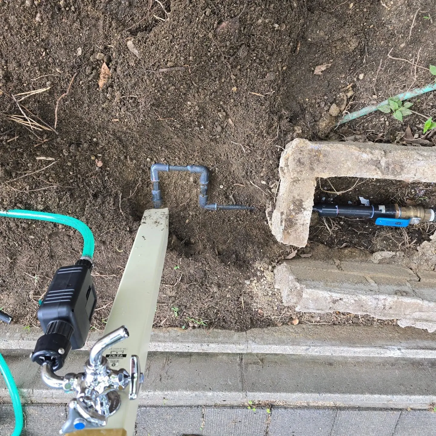 電磁板の故障で新しく水道工事して欲しいと依頼があり工事して来...